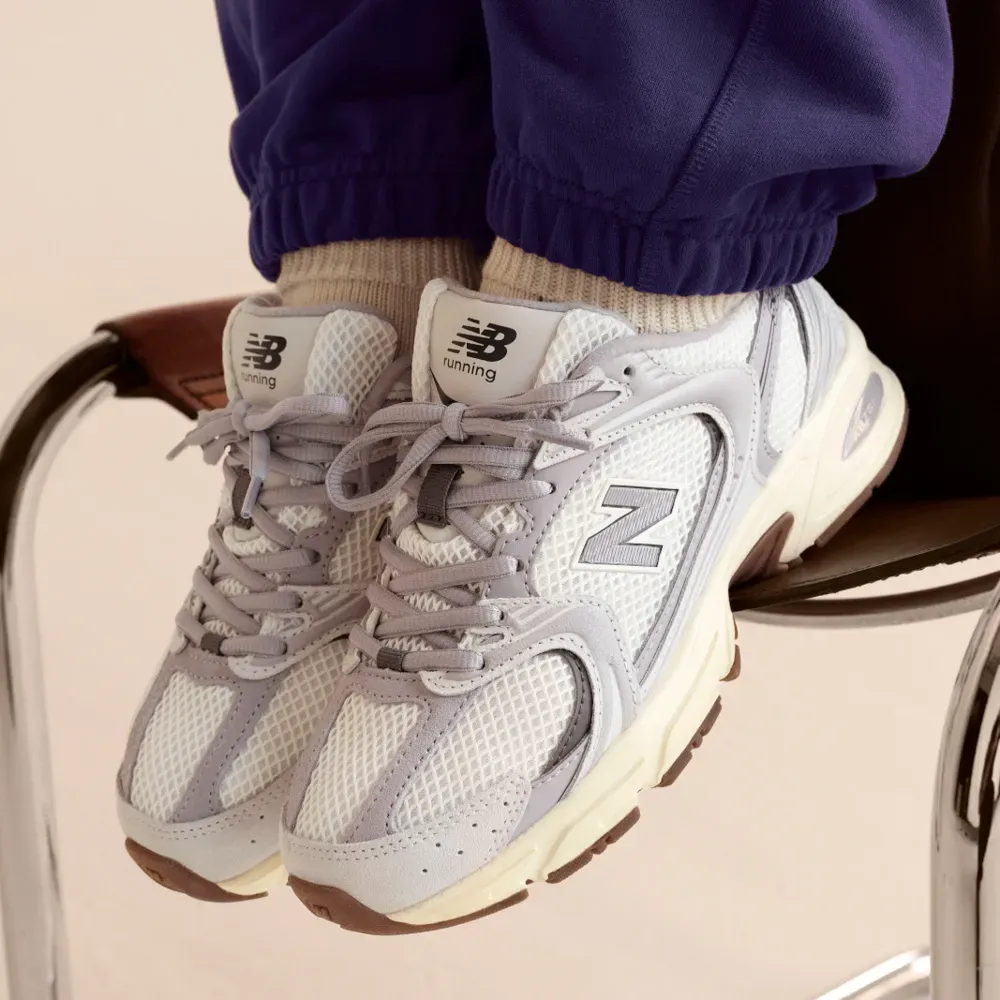 Tênis New Balance 530 feminino cinza claro usado mostrando ajuste e conforto